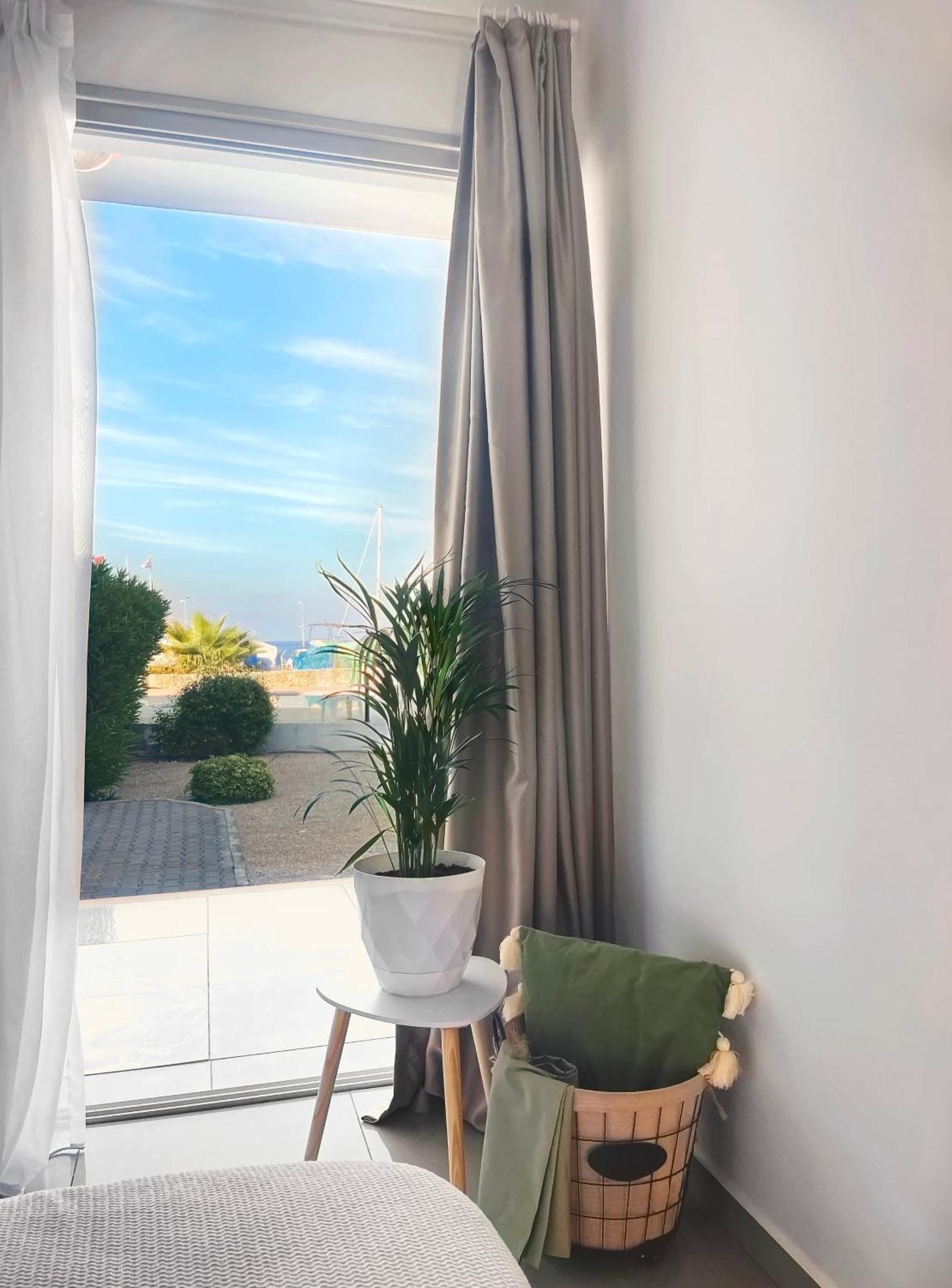 Spacious Three-Bedroom Apartment With Sea View A4 ラピソス エクステリア 写真