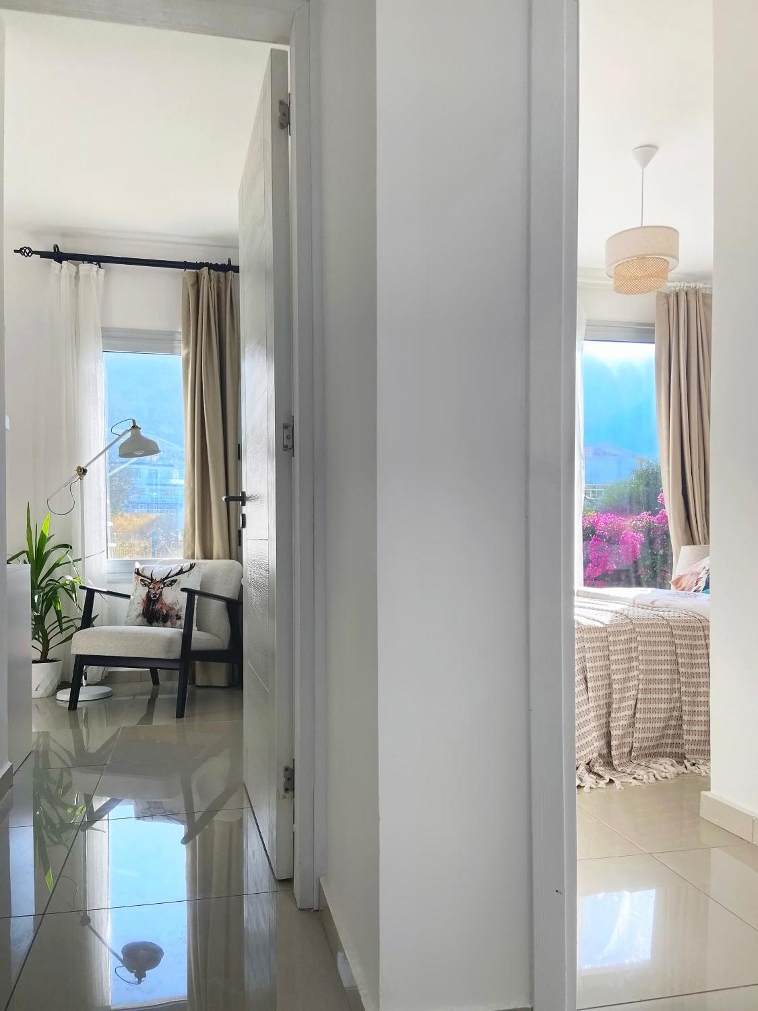 Spacious Three-Bedroom Apartment With Sea View A4 ラピソス エクステリア 写真
