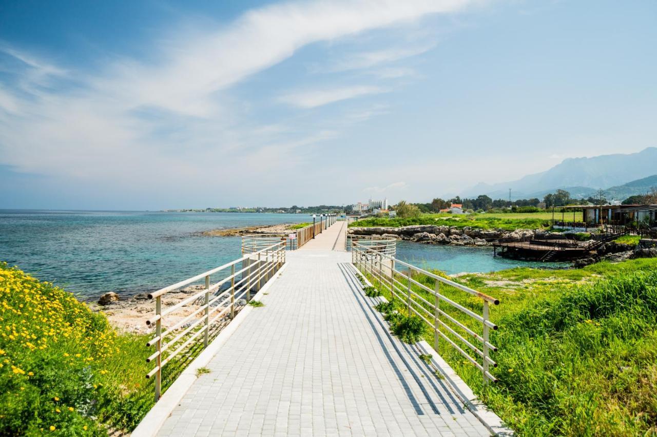 Spacious Three-Bedroom Apartment With Sea View A4 ラピソス エクステリア 写真