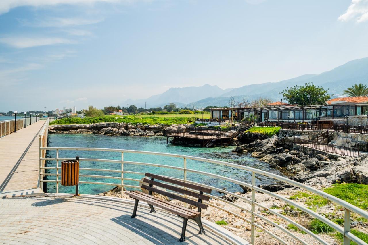 Spacious Three-Bedroom Apartment With Sea View A4 ラピソス エクステリア 写真