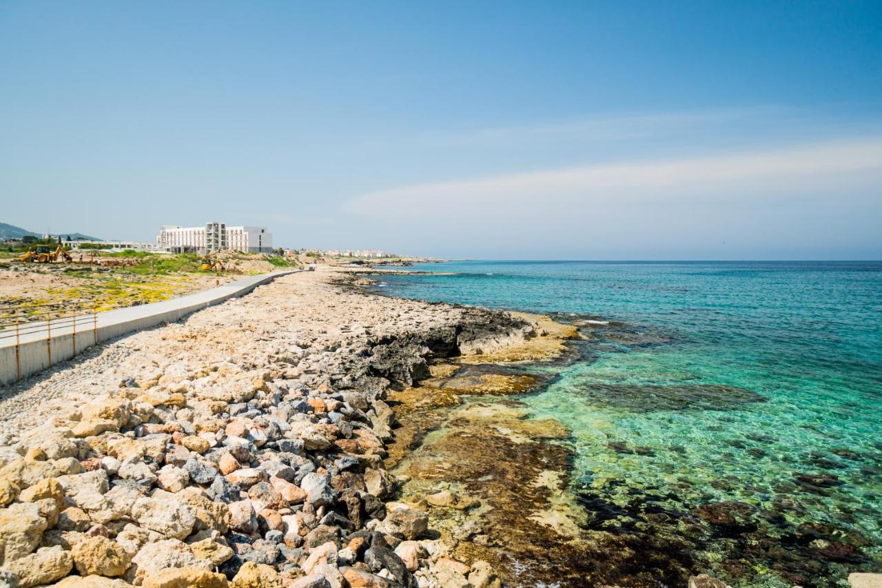 Spacious Three-Bedroom Apartment With Sea View A4 ラピソス エクステリア 写真