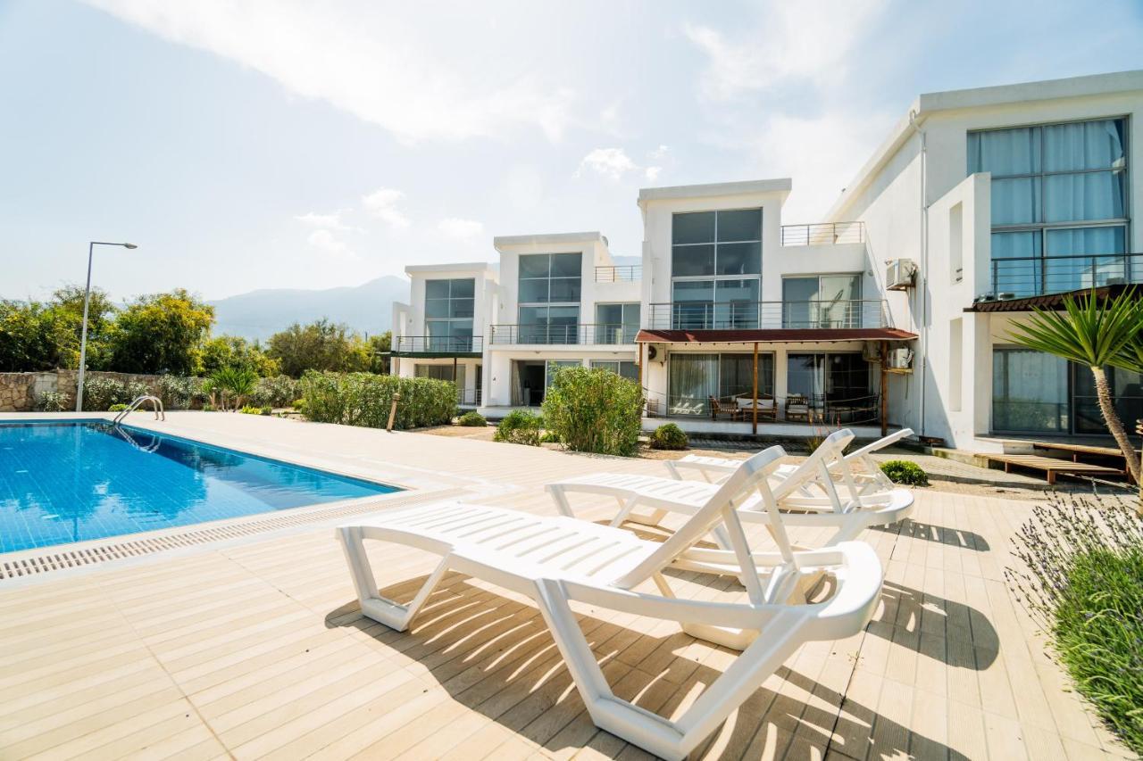 Spacious Three-Bedroom Apartment With Sea View A4 ラピソス エクステリア 写真