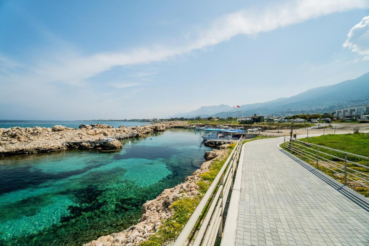 Spacious Three-Bedroom Apartment With Sea View A4 ラピソス エクステリア 写真