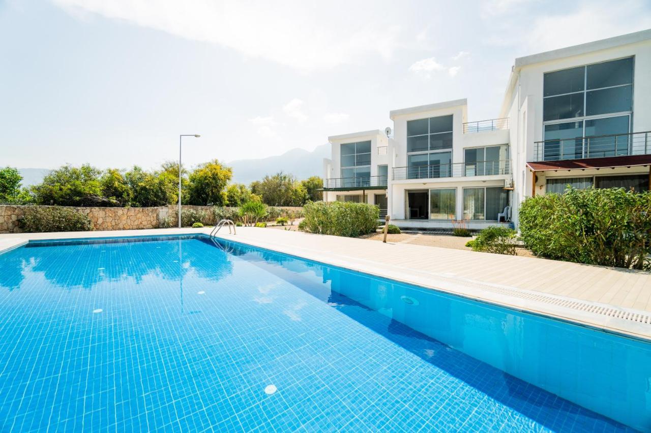 Spacious Three-Bedroom Apartment With Sea View A4 ラピソス エクステリア 写真