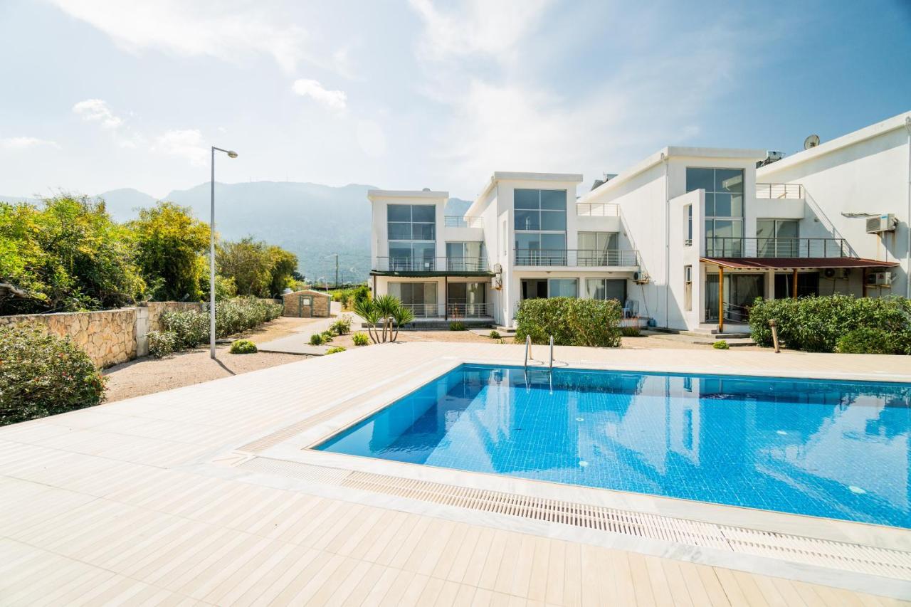 Spacious Three-Bedroom Apartment With Sea View A4 ラピソス エクステリア 写真